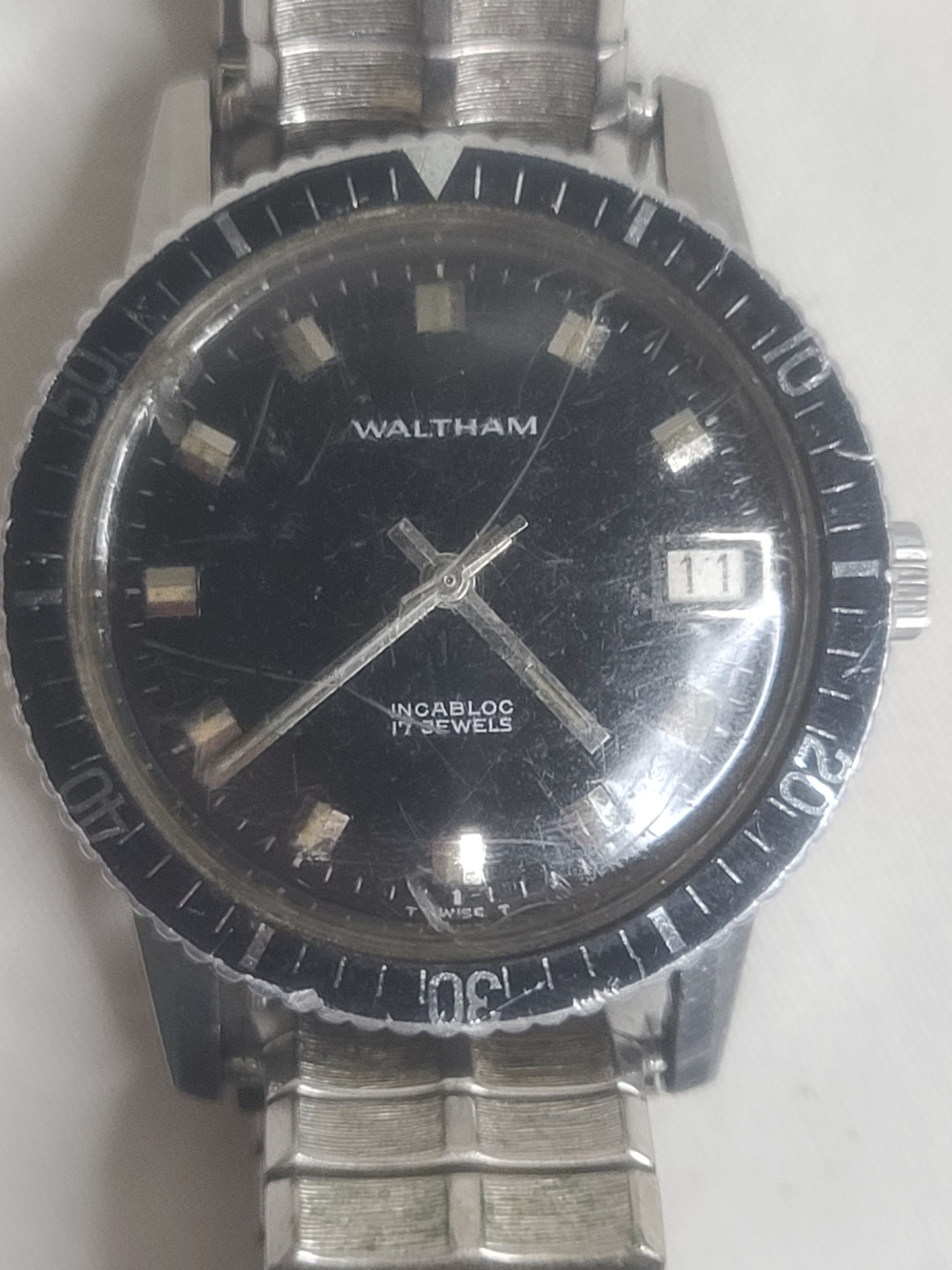 Waltham Incabloc 17 Jewels Wind Up Swiss Skin Diver Black Dial Date Watch 35mm